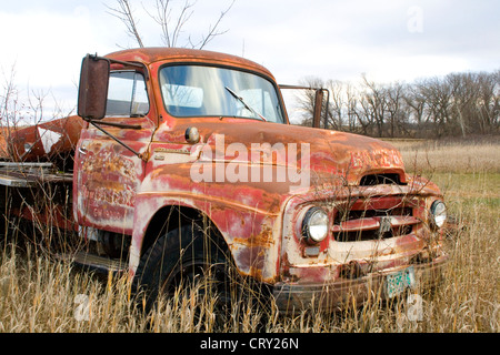 Vecchia ruggine dimenticato carrello si erge nel campo degli agricoltori Ottertail Minnesota MN USA Foto Stock