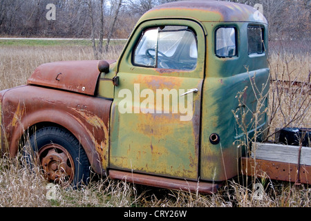 Green cabina di autocarro con cofano arrugginito dimenticato in un agricoltore del campo. Ottertail Minnesota MN USA Foto Stock