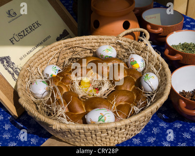Pane e uova per la vendita sul mercato di Pasqua a Budapest la capitale e la città più grande dell'Ungheria, Foto Stock