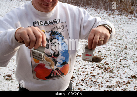 Soddisfatto proprietario in grado di contenere fino a due topi invasori catturati con le tagliole. Cavo WI Wisconsin USA Foto Stock