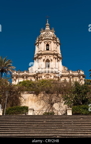 La facciata barocca siciliana del 1702 del Duomo di San Giorgio a Modica, in Sicilia. L'architetto fu Rosario Gagliardi Foto Stock