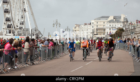 I ciclisti arrivando al traguardo della Londra a Brighton la carità in bicicletta; Brighton SUSSEX REGNO UNITO Foto Stock