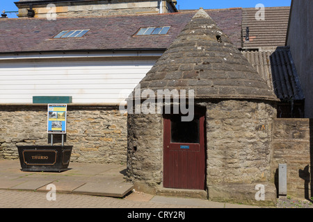 Prato bene casa conica con tetto in pietra costruito 1818 si trova sulla storica città trail a Thurso, Caithness in Scozia, Regno Unito, Gran Bretagna Foto Stock