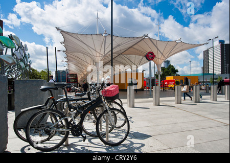 LONDRA, Regno Unito - 30 GIUGNO 2012: Stazione degli autobus presso lo Stratford Centre, Londra, Inghilterra Foto Stock