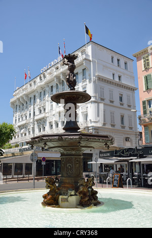 Hotel Splendid e Fontaine (fontana) de la Place du Général de Gaulle, Cannes, Côte d'Azur, Provence-Alpes-Côte d'Azur, in Francia Foto Stock