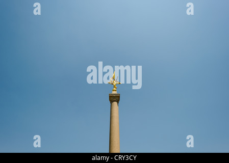 WASHINGTON, DC, Stati Uniti: La statua dorata della Vittoria, creata dallo scultore Daniel Chester French, incorona il First Division Monument vicino alla Casa Bianca. La figura allegorica, che regge un ramo di palma e uno scudo con la spada, simboleggia sia la pace che la prontezza militare. La statua si erge in cima a un albero di marmo bianco progettato dall'architetto Cass Gilbert, per commemorare il servizio della prima Divisione dell'esercito americano nella prima guerra mondiale Foto Stock