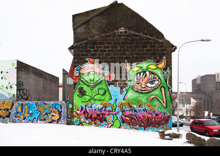 Colorati graffiti verde mostri dipinta su un muro, Reykjavik, Islanda Foto Stock