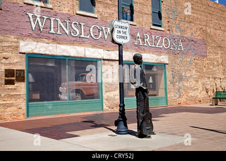 Standin' all'angolo Park in Winslow Arizona rende omaggio al Jackson Browne e Glenn Frey canzone 'Take it easy' Foto Stock