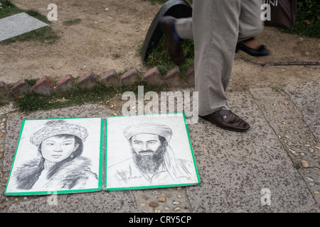 L'artista di strada del disegno del defunto leader di Al Qaeda Osama Bin Laden, in Cina a Shanghai. Foto Stock