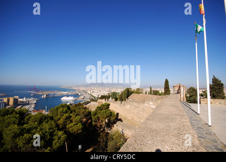 Castello di Gibralfaro (Castillo de Gibralfaro) con vedute del porto e città, Malaga, Costa del Sol, Andalusia, Spagna, Europa. Foto Stock