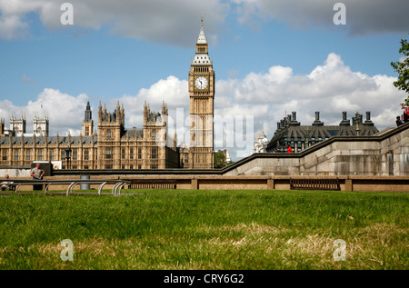 Big Ben visto dal giardino di St Thomas Hospital, Lambeth, London, Regno Unito Foto Stock