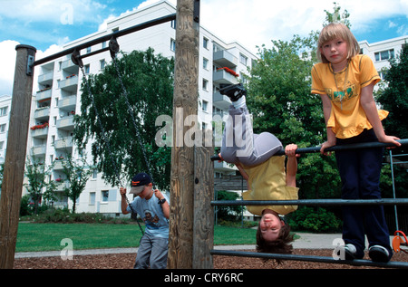 Duisburg, parco giochi dietro un blocco di appartamenti Foto Stock