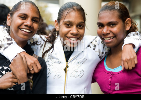 Le ragazze aborigene Murray Street Mall Perth Western Australia Foto Stock