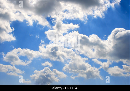 Il bianco e il grigio bella nuvole nel cielo blu. Foto Stock