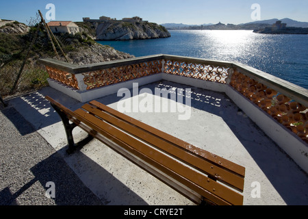 Arcipelago di Frioul fuori di Marsiglia : Château d'If e Marsiglia visto dall'isola di Pomègues Foto Stock