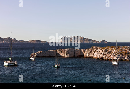 Arcipelago di Frioul fuori di Marsiglia : Château d'If e Marsiglia visto dall'isola di Pomègues Foto Stock