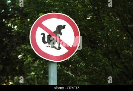 Berlino, segno di divieto di escrementi di cane Foto Stock