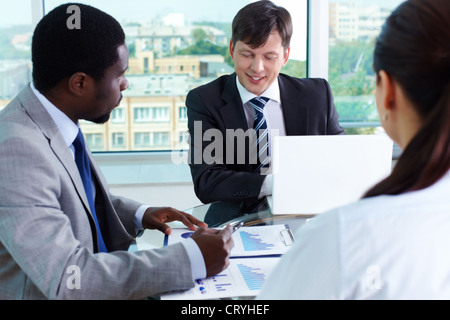 Due eleganti uomini d'affari comunicante alla riunione Foto Stock