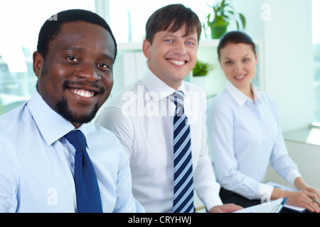 Ritratto di business di successo di squadra con i loro leader nella parte anteriore Foto Stock