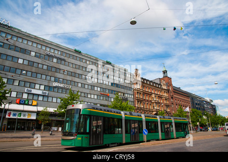 Il tram sulla Mannerheimintie street central Helsinki Finlandia Europa Foto Stock