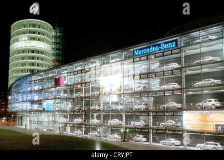 La Mercedes Benz concessionaria in Monaco di Notte Foto Stock