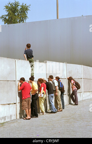 Visitatori presso il Memoriale del Muro di Berlino in Berlino Foto Stock