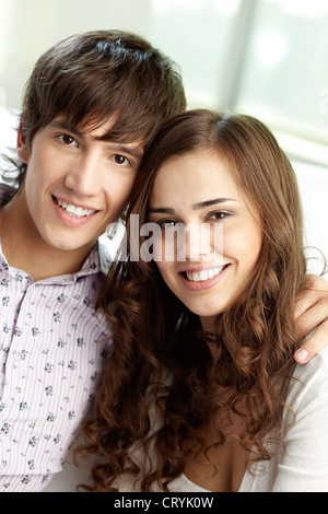 Colpo verticale di felice innamorati sorridente in telecamera Foto Stock