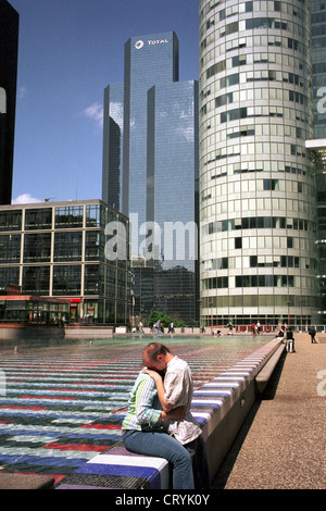 Parigi, fontane e Buerohaeuser nel quartiere di La Defense Foto Stock