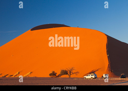 Turisti duna di arrampicata 45 di sunrise Foto Stock