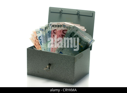 Cassaforte con denaro euro isolato su bianco Foto Stock