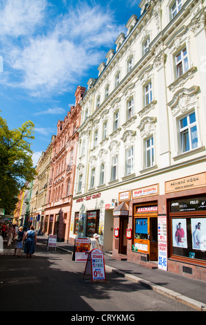 Nabrezi Jana Palacha street con un sacco di negozi di souvenir e articoli da regalo città termale di Karlovy Vary Repubblica Ceca Europa Foto Stock