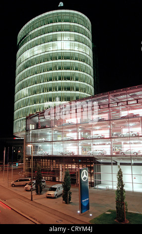 La Mercedes Benz concessionaria in Monaco di Notte Foto Stock