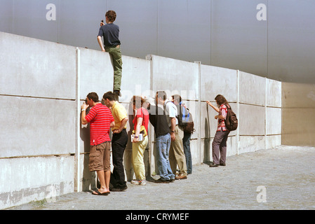 Visitatori presso il Memoriale del Muro di Berlino in Berlino Foto Stock