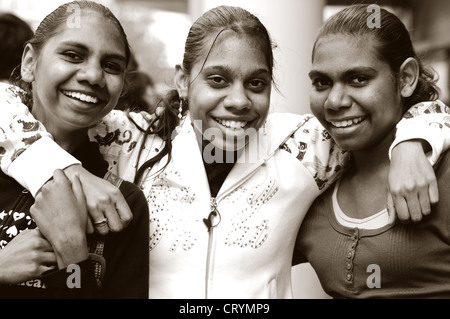 Le ragazze aborigene Murray Street Mall Perth Western Australia Foto Stock