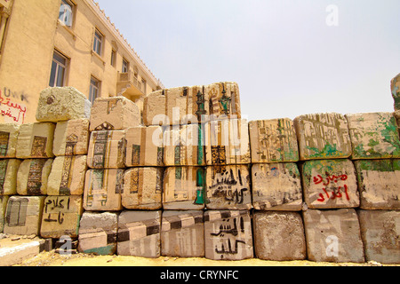 Murale dipinto su dei blocchi al di fuori dell'Università Americana in centro al Cairo in Egitto Foto Stock