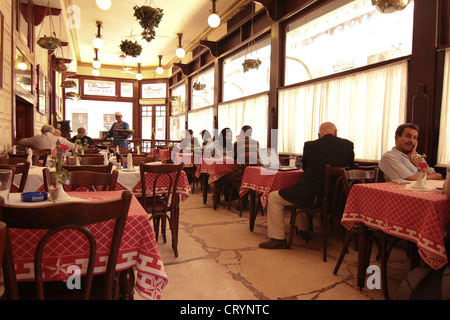 Interno del Cafe Riche, uno di quello del Cairo più antichi ristoranti fondata nel 1908 Foto Stock