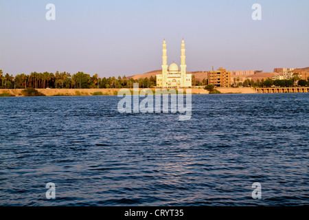 Moschea sulle rive del fiume Nilo in Aswan Foto Stock