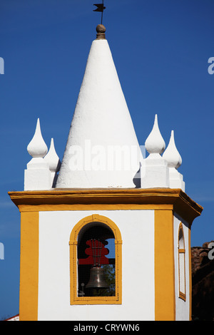 Il campanile della chiesa di San Giovanni Evangelista a Castelo de Vide nella regione di Alentejo, Portogallo. Foto Stock