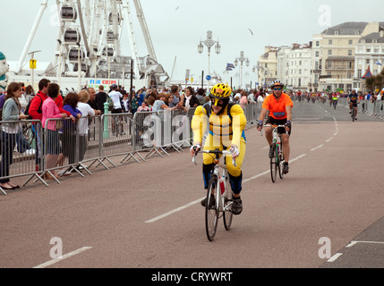 A man in funny costume finishing the London to Brighton Charity cycle ride, Brighton Sussex UK Foto Stock