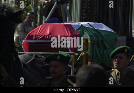 2004 - Lo Scrigno del leader palestinese Yasser Arafat con i funerali di stato ospitato dal Presidente egiziano Hosni Mubarak al Cairo. Foto Stock