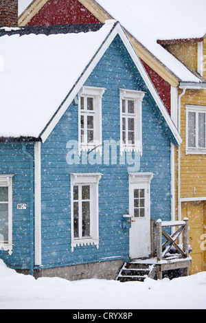 Pittoresca architettura tradizionali edifici in legno lungo Storgata nella città di Tromso, nel Circolo Polare Artico nel nord della Norvegia Foto Stock