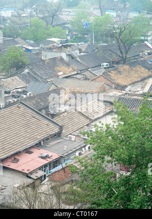 Vista dei tetti di vecchie case nella zona wuith molti hutong o corsie nella centrale di Pechino CINA Foto Stock