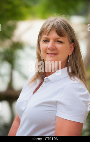 Outdoor ritratto di 56 anni donna Foto Stock
