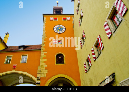 Regensburg Clock Tower all ingresso del vecchio ponte di pietra sul fiume Danubio, costruita nel XII secolo in Regensburg, Germania Foto Stock