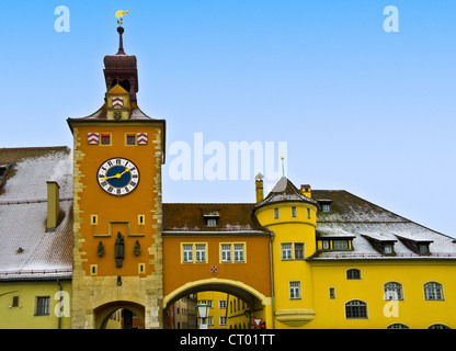 Regensburg Clock Tower all ingresso del vecchio ponte di pietra sul fiume Danubio, costruita nel XII secolo in Regensburg, Germania Foto Stock