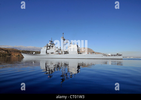 L'incrociatore missilistico guidato di classe Ticonderoga USS Vella Gulf (CG 72) parte dal porto in seguito a una visita programmata del porto sull'isola greca di Creta. Vella Gulf è homported in Norfolk, VA e attualmente su un dispiegamento programmato che opera nella 6 ° area di responsabilità della flotta degli Stati Uniti. Foto Stock