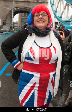 Debbie Howard da Essex, Inghilterra indossando Unione Jack abito, il Tower Bridge, Queen's Thames Diamond Jubilee Pageant, London, Regno Unito Foto Stock