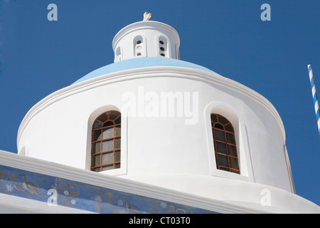 Cupola della Panagia Platsani Chiesa, Caldera Square, Oia - Santorini, Grecia Foto Stock