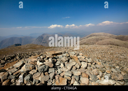 Scafell Pike 977mtr sulla cima del monte le viste spettacolari su grande timpano e Eskdale Lake District Cumbria Inghilterra England Regno Unito Foto Stock