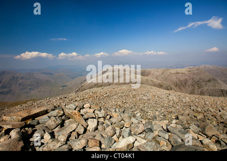 Scafell Pike 977mtr sulla cima del monte le viste spettacolari su grande timpano e Eskdale Lake District Cumbria Inghilterra England Regno Unito Foto Stock